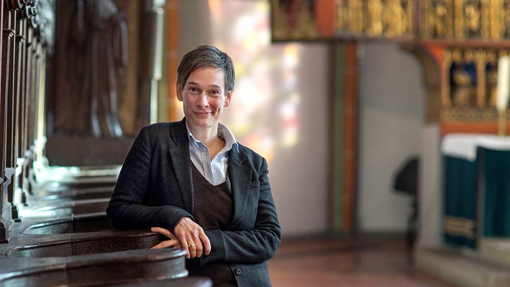 Carolin George in der Kirche St. Johannis in Lüneburg, in der sie sich konfirmieren ließ