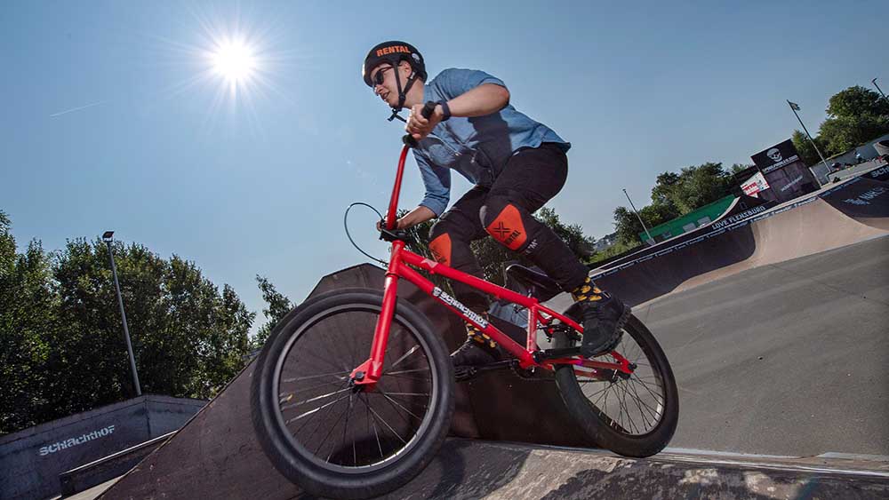 Sportlich: Bei einem Besuch in Flensburg drehte Anna-Nicole Heinrich eine Runde auf einem BMX-Rad