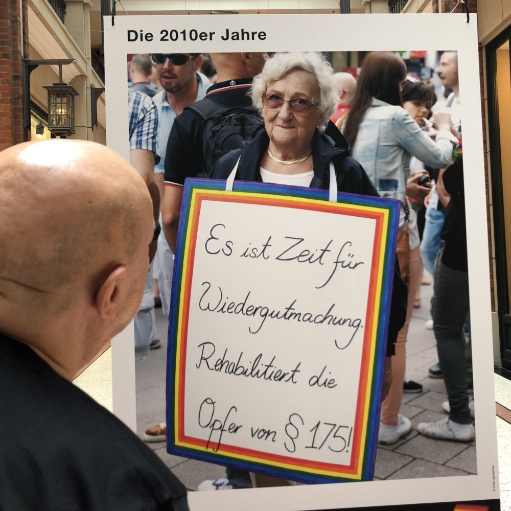 Fotograf Chris Lambertsen zeig eines seiner CSD-Fotos