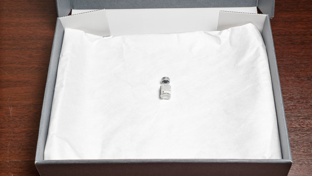 Soenke Knopp, Kulturanthropologe und wissenschaftlicher Mitarbeiter am Museum fuer Hamburgische Geschichte, ist seit Maerz 2020 dabei Exponate aus der Corona-Zeit zu sammeln. (Foto vom 28.07.2021: Ampulle Corona-Impfstoff mit dem am 27. Dezember 2020 im Pflegeheim “Hospital zum Heiligen Geist” die erste Hamburgerin geimpft wurde) Wer in 50 Jahren an die Corona-Pandemie erinnern will, muss jetzt sammeln. Wann das Museum die erste Covid-19-Ausstellung eroeffnet, ist aber noch voellig offen. (Siehe epd-Feature vom 02.08.2021)