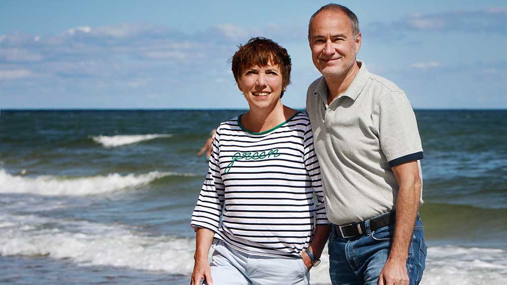 Nach 40 Jahren wieder ein Paar: Margot Käßmann und Andreas Helm am Strand von Usedom