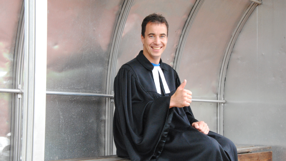 Der Paralympics-Seelsorger Christian Bode auf einem Sportplatz in Holzminden.