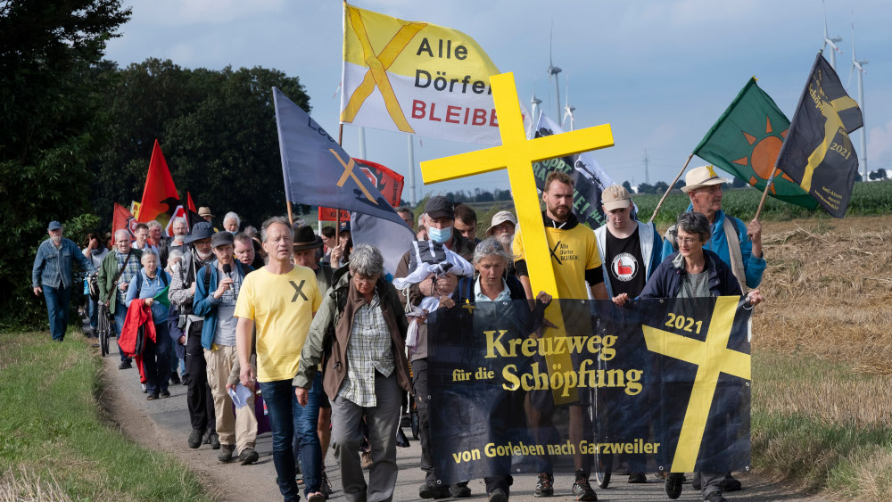 Die Pilger und Pilgerinnen auf ihrem Weg zu Garzweiler II.