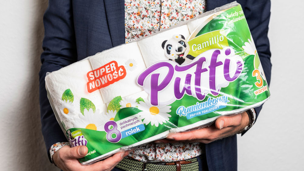 Soenke Knopp, Kulturanthropologe und wissenschaftlicher Mitarbeiter am Museum fuer Hamburgische Geschichte, ist seit Maerz 2020 dabei Exponate aus der Corona-Zeit zu sammeln. (Foto vom 28.07.2021: polnisches Toilettenpapier aus einem Supermarkt in Hamburg. Da in Deutschland alles ausverkauft war wurden die Warenstroeme aus anderen Laendern umgelenkt) Wer in 50 Jahren an die Corona-Pandemie erinnern will, muss jetzt sammeln. Wann das Museum die erste Covid-19-Ausstellung eroeffnet, ist aber noch voellig offen. (Siehe epd-Feature vom 02.08.2021)