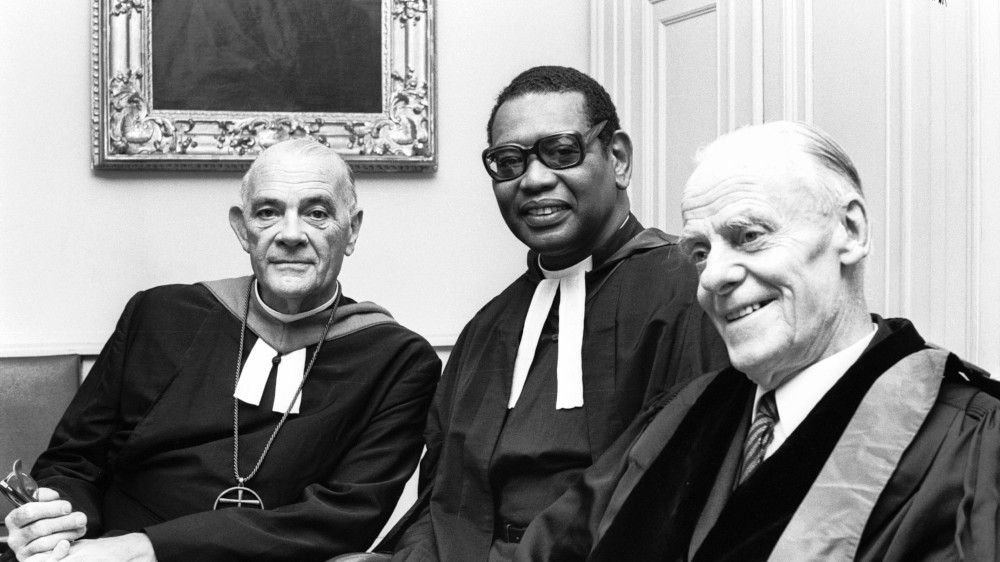 Der erste Generalsekretär des Ökumenischen Rates der Kirchen (ÖRK), Willem A. Visser´t Hooft (rechts), mit seinen Amtsnachfolgern Eugene Carson Blake (1966-1972, links) und Philip Potter (1972-1984, mitte). Visser´t Hooft wurde vor 100 Jahren, am 20.09.1900, in Haarlem (Niederlande) geboren. Er war von 1938 bis zu seiner Pensionierung 1966 der erste Generalsekretär des seit 1938 im Aufbau begriffenen und 1948 in Amsterdam konstituierten Weltkirchenrates in Genf. 1968 wurde er auf der vierten Vollversammlung des ÖRK in Uppsala (Schweden) zum Ehrenpräsidenten des ÖRK ernannt. Visser´t Hooft war vielfacher Ehrendoktor und Ehrenprofessor u.a. der Theologischen Fakultät Budapest (1947) und der Theologischen Akademie Moskau (1964). 1957 erhielt er das Große Bundesverdienstkreuz, 1959 wurde er Offizier der französischen Ehrenlegion. Visser´t Hooft starb am 04.07.1985 in Genf, wo er seit 1924 wohnte. (Siehe epd-Feature vom 11.09.2000)