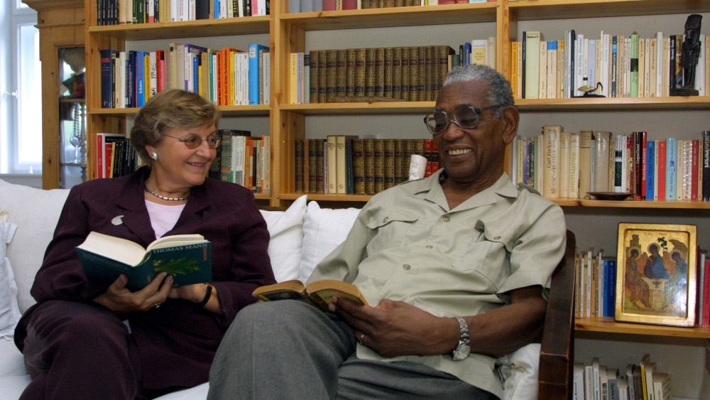 Philip Potter mit seiner Frau Bärbel Wartenberg-Potter im Jahr 2001 in ihrer Lübecker Wohnung.