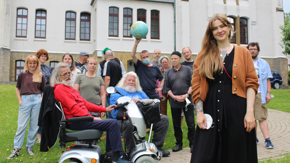 Theatermacherin Pia Ringhoff (rechts) und die Mitglieder des Strassentheaters "Power to the People" in Bielefeld-Bethel.