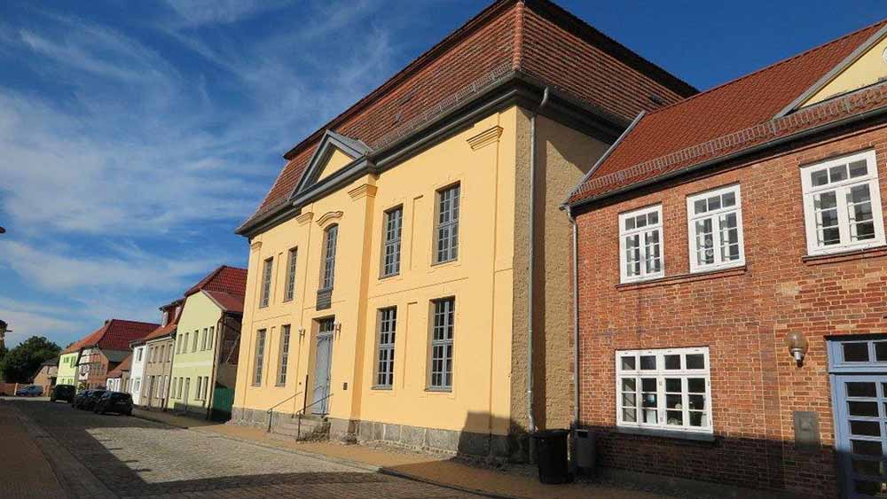 Wie viele reformierte Kirchen hugenottischen Ursprungs sieht die Kirche von Bützow schlicht aus und hat keinen Turm