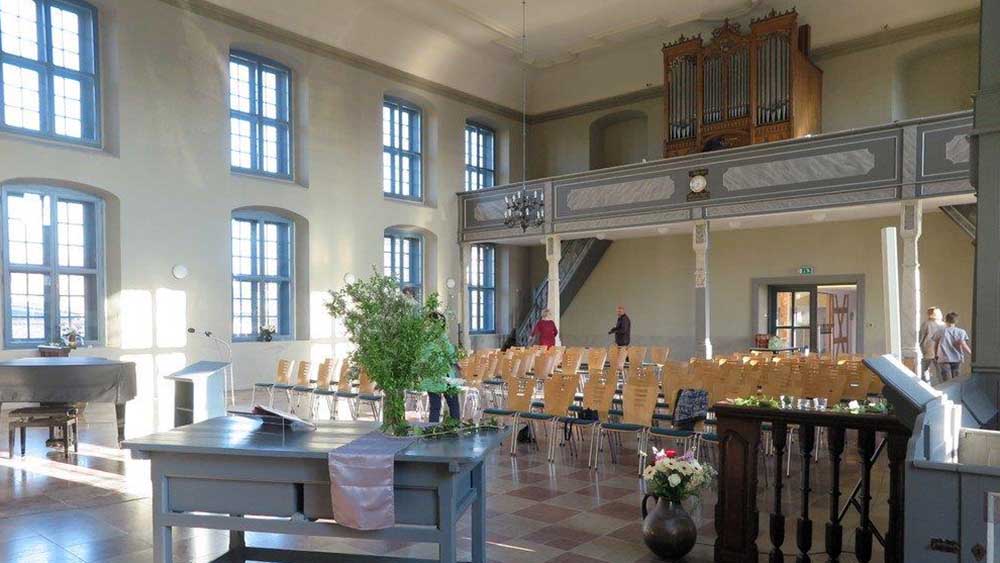 Schlicht gehalten: Blick in den Gottesdienstraum der Kirche