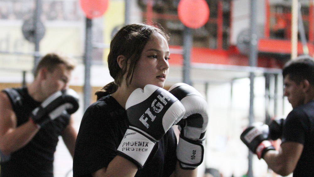 Der Erziehungswi​ssenschaftler Marquardt trainiert mit Jugendlichen Boxen ohne harte Schläge. 