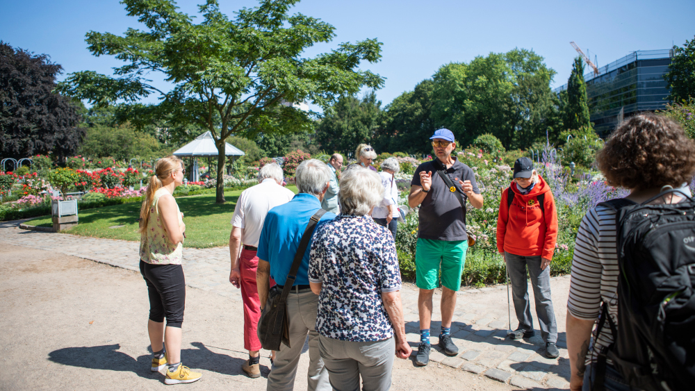 Im Garten "Planten und Bloomen" in Hamburg bietet Therapie-Gärtner Roland Strauß Führungen für Blinde und Sehbehinderte an.