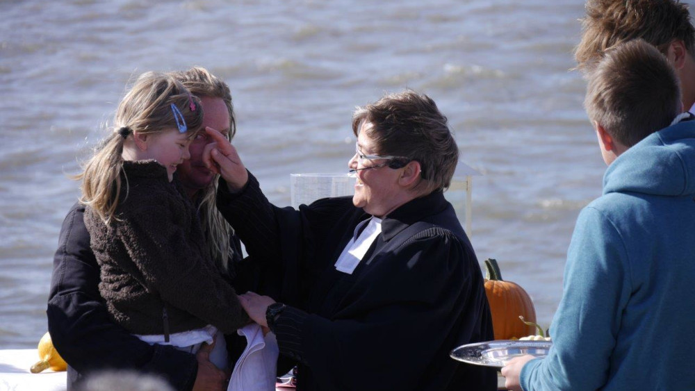 Zur Taufe ans Meer: Kirchengemeinden verzeichnen hohe Nachfrage nach Ritual am Strand. 