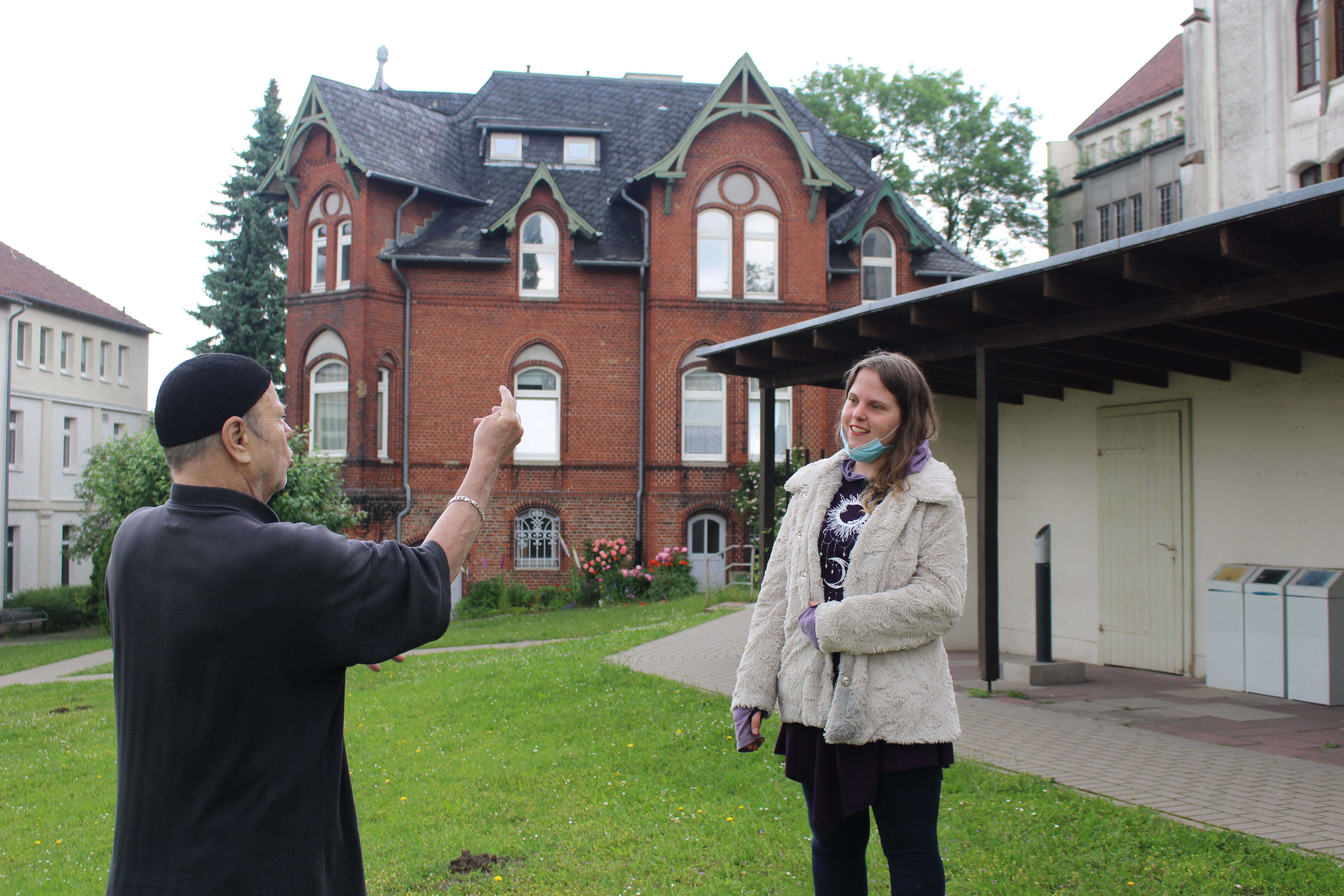 Strassentheater “Power to the people” in Bielefeld-Bethel (Foto vom 12.06.2021: Probe mit Werner Franke und Lucy, beide von der Selbstvertretung Wohnungsloser Menschen). Initiator des Projekts ist der Verein “Selbstvertretung wohnungsloser Menschen”, Kooperationspartner die Theaterwerkstatt Bethel in Bielefeld, eine Einrichtung der evangelischen v. Bodelschwinghschen Stiftungen. Die Frauen und Maenner der Gruppe kommen aus Bayern, Berlin, Nordrhein-Westfalen, Niedersachsen und Sachsen. Einige waren wohnungslos, haben aber mittlerweile eine eigene Wohnung, einige leben in einer Wohngruppe, zwei auf der Strasse. Zusammen wollen sie ein festes Ensemble werden. (Siehe epd-Feature vom 19.08.2021)