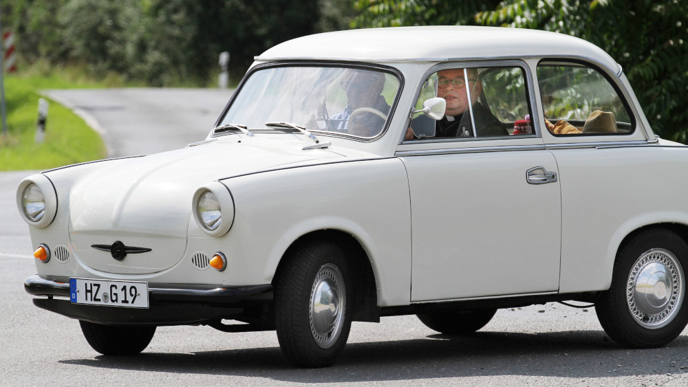 Pastor Oliver Meißner aus Wienrode auf Spritztour mit seinem 60 Jahre alten Trabant 600.
