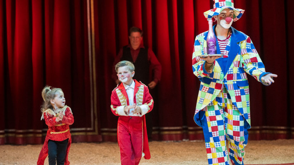 Die Kinder des Familien Circus Rolina, Eleyna (3) und Tiano (6), bei der Vorstellung in Darmstadt (Foto vom 21.06.2021). Kinder aus Zirkusfamilien koennen nicht regelmaessig in einen Kindergarten gehen, sie reisen mit ihren Familien von Ort zu Ort. In Hessen kommt darum die “rollende Kita” zu ihnen. Die “rollende Kita” gibt es erst seit September 2020, finanziert wird sie vom Hessischen Sozialministerium, der Diakonie Deutschland und der EVIM Bildung gGmbH. (Siehe epd-Feature vom 02.08.2021)