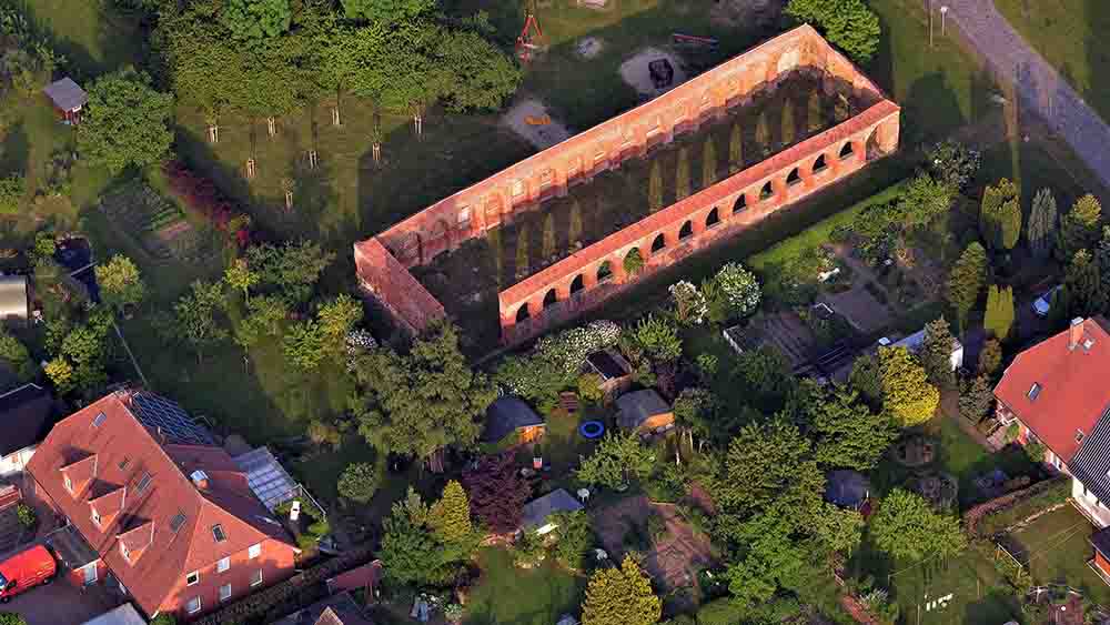 Althof heute mit der Ruine der Klosterscheune. Von den Bauten aus der Klostergründungszeit blieb nichts erhalten