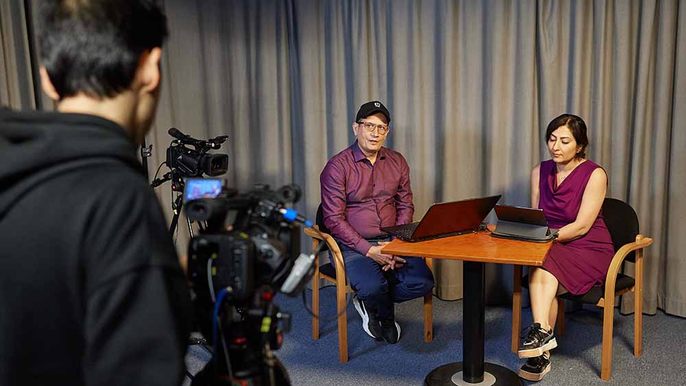 Das Team von Amal, Berlin geht auf Sendung