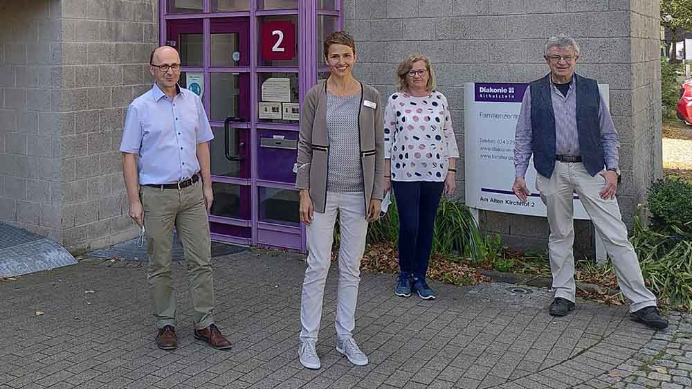 Gemeinsam für eine kostenlose Behandlung (v.l.): Stadtrat Carsten Hillgruber, Andrea Dobin von der Diakonie Altholstein, Andrea Holling und Johannes Kandzora, beide vom Praxisnetz Neumünster