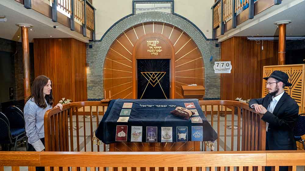 Mitten in der Synagoge: Shterna Wolff, Vorsitzende von Chabad Lubawitsch Niedersachsen, und der Rabbiner Levi Gottlib