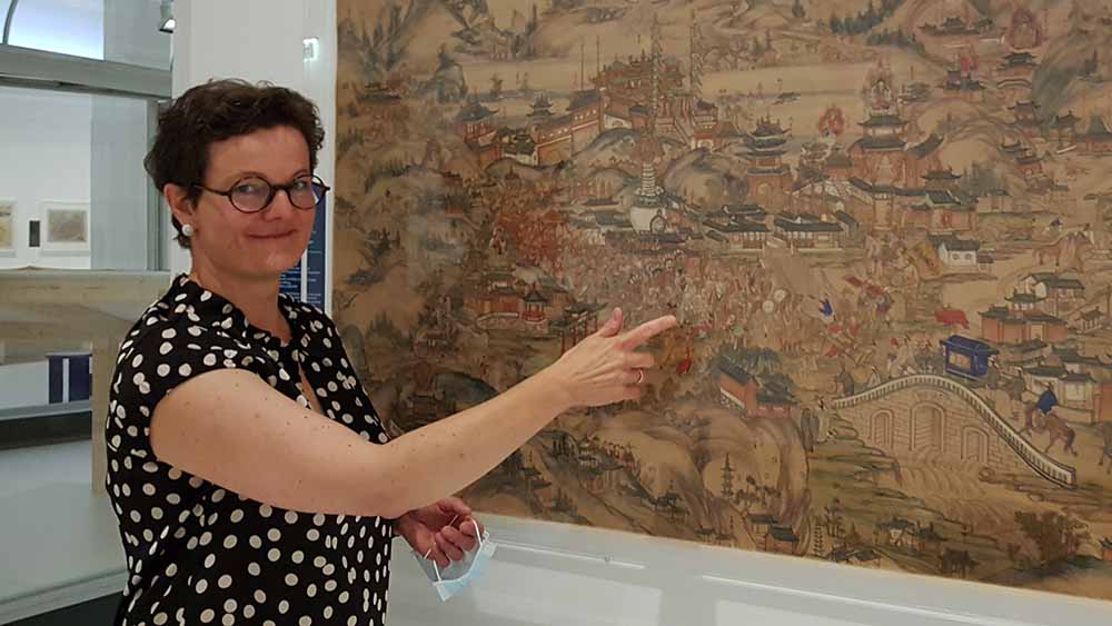 Kuratorin Diana Lange erläutert die Wutaishan-Landkarte
