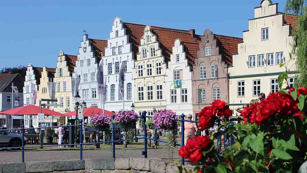 Bunt geht es zu auf dem Marktplatz von Friedrichstadt