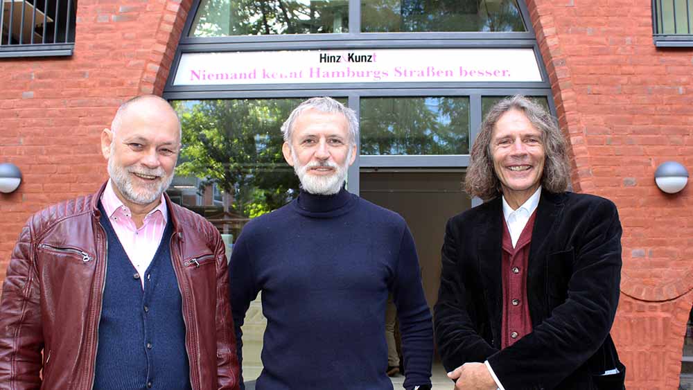 Vor der neuen Hinz&Kunzt-Heimat (v.l.): Landespastor Dirk Ahrens, Geschäftsführer Jörn Sturm und Sozialarbeiter Stephan Karrenbauer