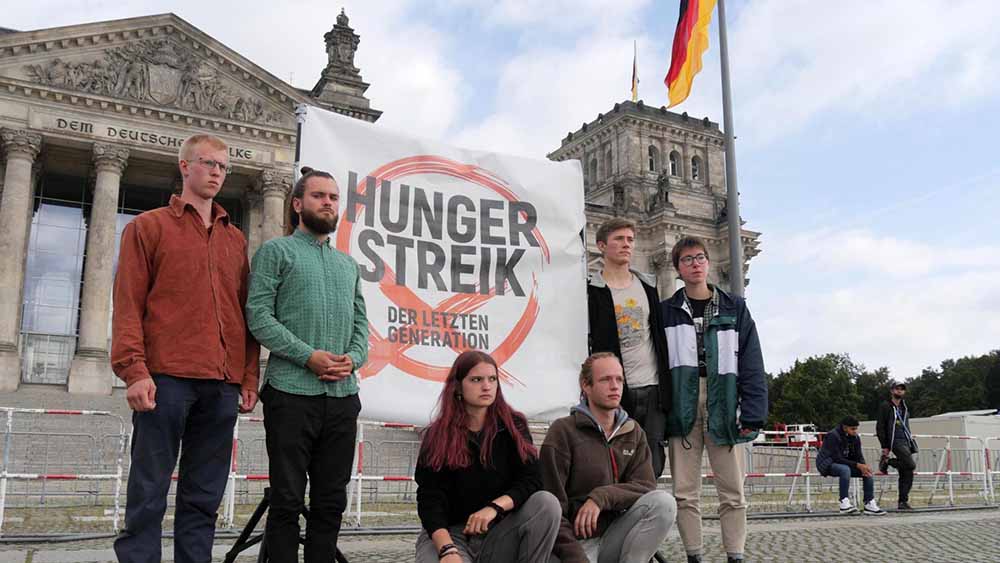 Im Hungerstreik: die jungen Leute vor dem Reichstag