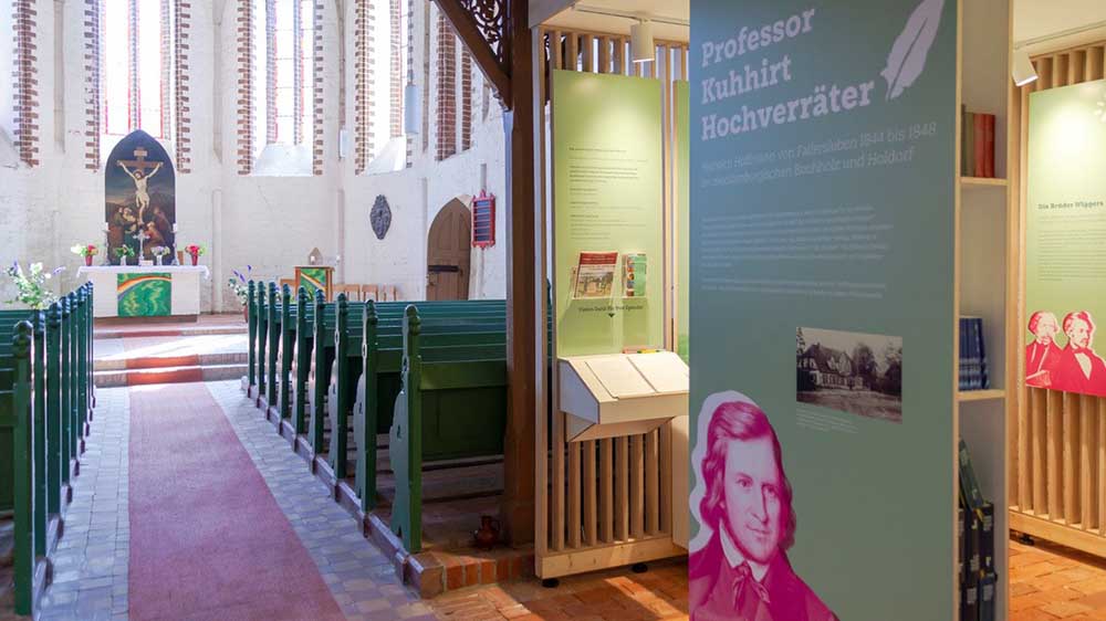 Ein Blick in die neue Ausstellung über Hoffmann von Fallersleben in der Kirche in Buchholz am Schweriner See.