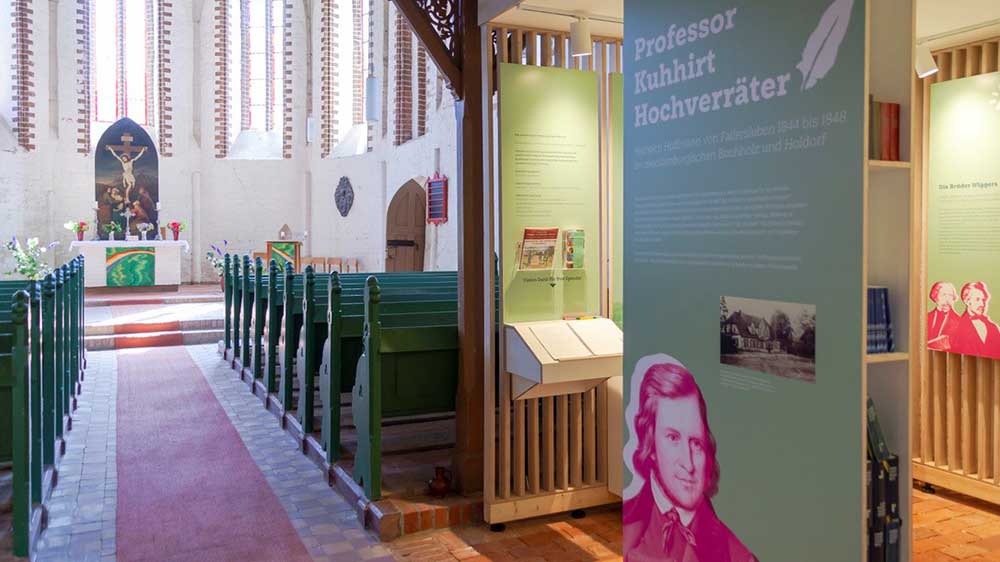 Ein Blick in die neue Ausstellung über Hoffmann von Fallersleben in der Kirche in Buchholz am Schweriner See.