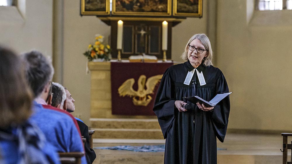 Pastorin Karoline Läger-Reinbold bei einem Gottesdienst in Hannover im April 2019