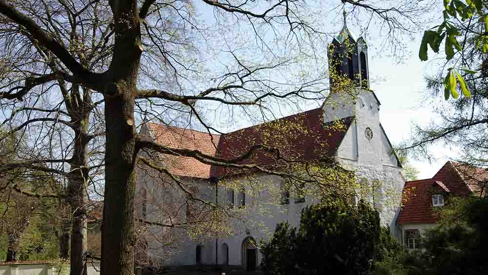 Die Klosterkirche mit ihrem neugotischen Turm