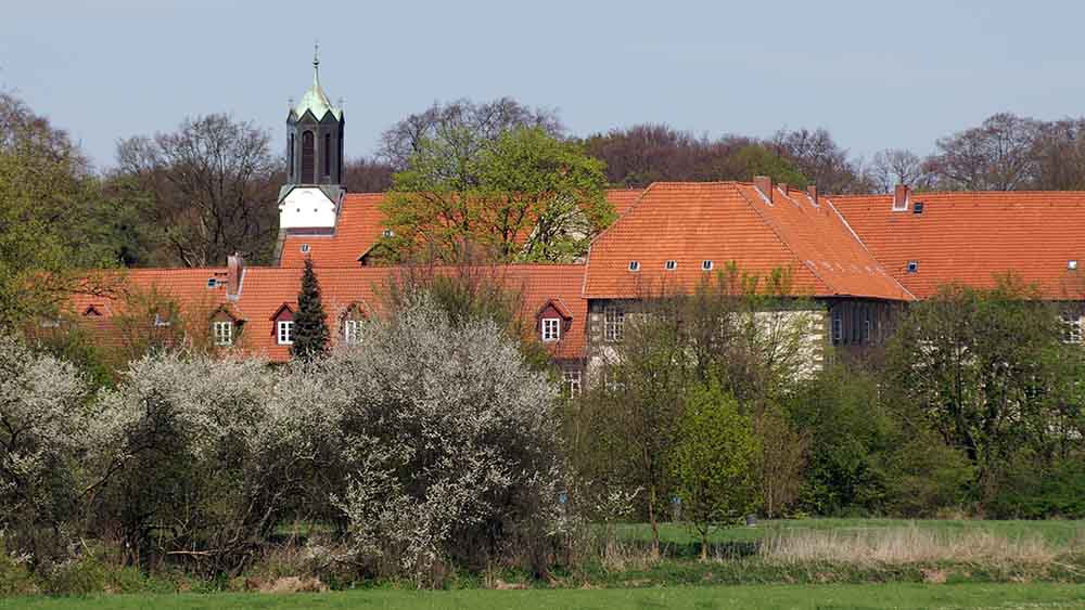 Mitten in grüner Natur liegt das Kloster Marienwerder