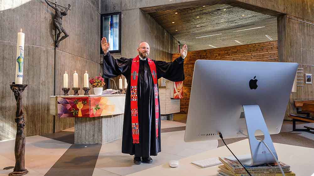 Digitaler Segen: Pastor Sebastian Fitzke aus Braunschweig bot im April 2020 sogar Konfirmationen per Video an