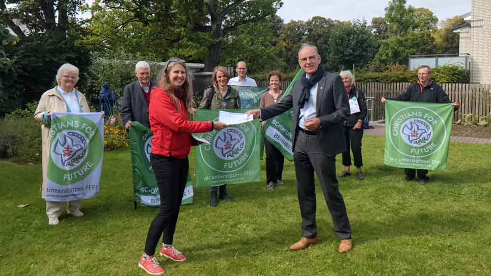 In Hannover übergeben die Klimaschützer die Petition an Landesbischof Ralf Meister