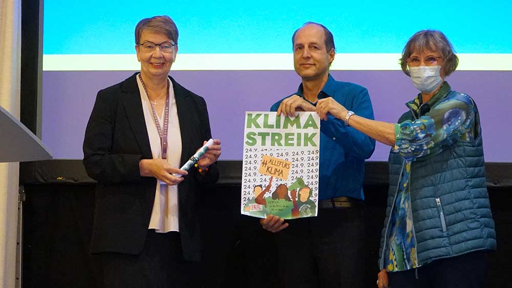 Auf der Synode der Nordkirche übergibt Christians for Future die Petition an Landesbischöfin Kristina Kühnbaum-Schmidt