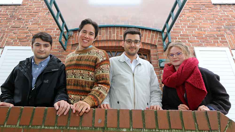 Sargis Poghosyan,  Andres Sotomayor und Azam Khan (alle 25) und Sina Glinka (19) beteiligen sich am Sozialprojekt „Study Friends Groepelingen"