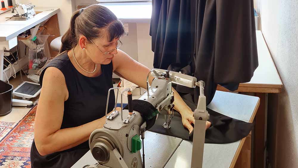 Doris Pause sitzt stundenlang an der Nähmaschine
