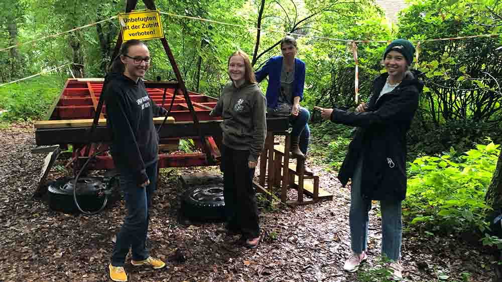 Marlene Weyrauch, Rebecca Lekebusch, Betreuerin Lisa Feil und Frederike Warners (v.l.) vor den Resten des Zirkuswagens. Sein Dach soll er wiederbekommen