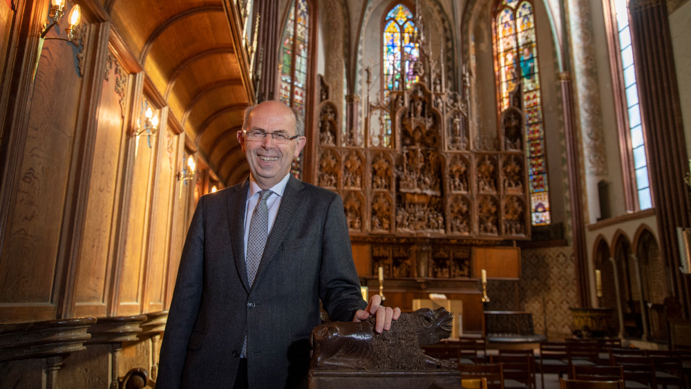 Nach drei Jahren sind die Baumaßnahmen am Schleswig Dom nahezu abgeschlossen.
Gothart Magaard, Bischof im Sprengel Schleswig und Holstein der Evangelisch-Lutherischen Kirche in Norddeutschland (Nordkirche), vor dem Brüggemann-Altar.
Foto: Tim Riediger / nordpool