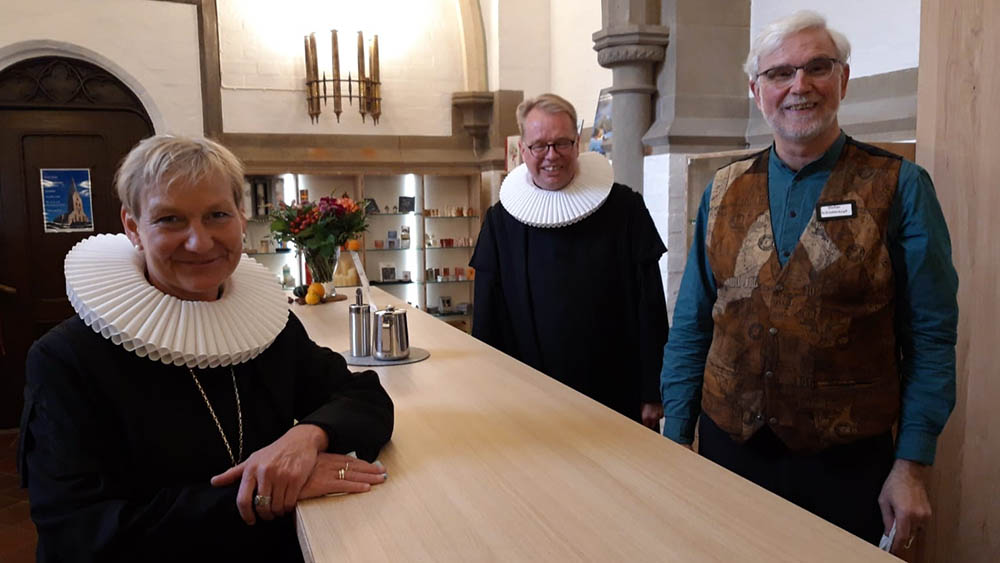 Im neuen Café: Bischöfin Kirsten Fehrs, Hauptpastor Jens-Martin Kruse und Stefan Schüddekopf, Geschäftsführer des Cafés