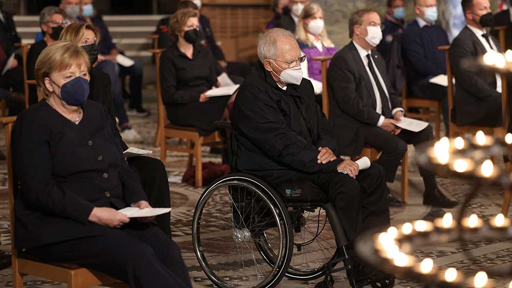 Angela Merkel, Wolfgang Schäuble und Armin Laschet sitzen beim Gottesdienst in der ersten Reihe