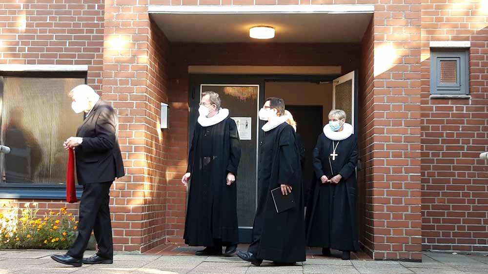 Nach dem Gottesdienst verlassen die Geistlichen die Dankeskirche