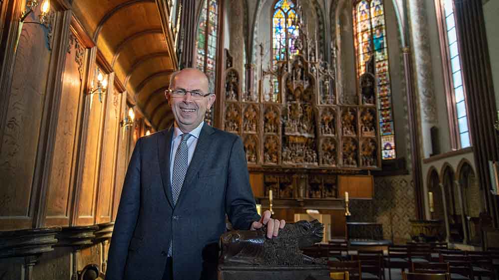 Bischof Gothart Magaard vor dem Brüggemann-Altar