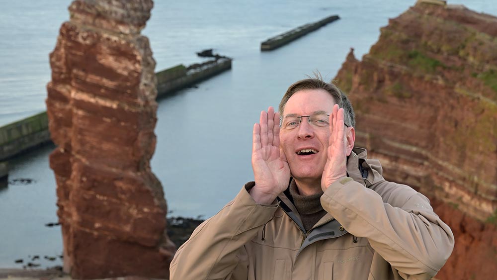 Den weltweiten Frieden mit der Natur ausrufen: Das ist das Ziel des Helgoländer Inselkantors Gerald Drebes, hier vor der Langen Anna