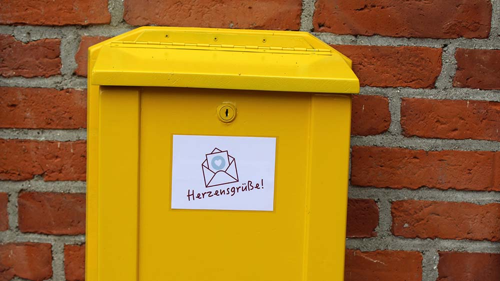 Diese gelbe Briefkasten hängt an der Kirche in Großhansdorf Foto Bettina Albrod