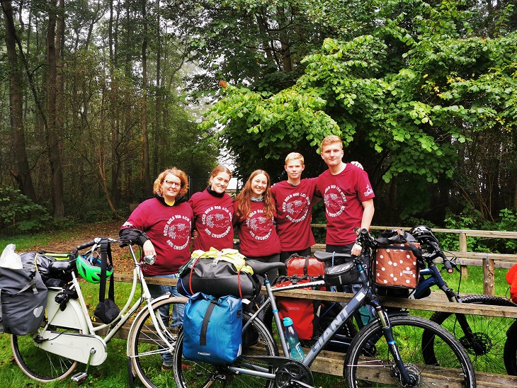 Anna, Lona, Clara, Boi und Lewe radeln ohne Geld