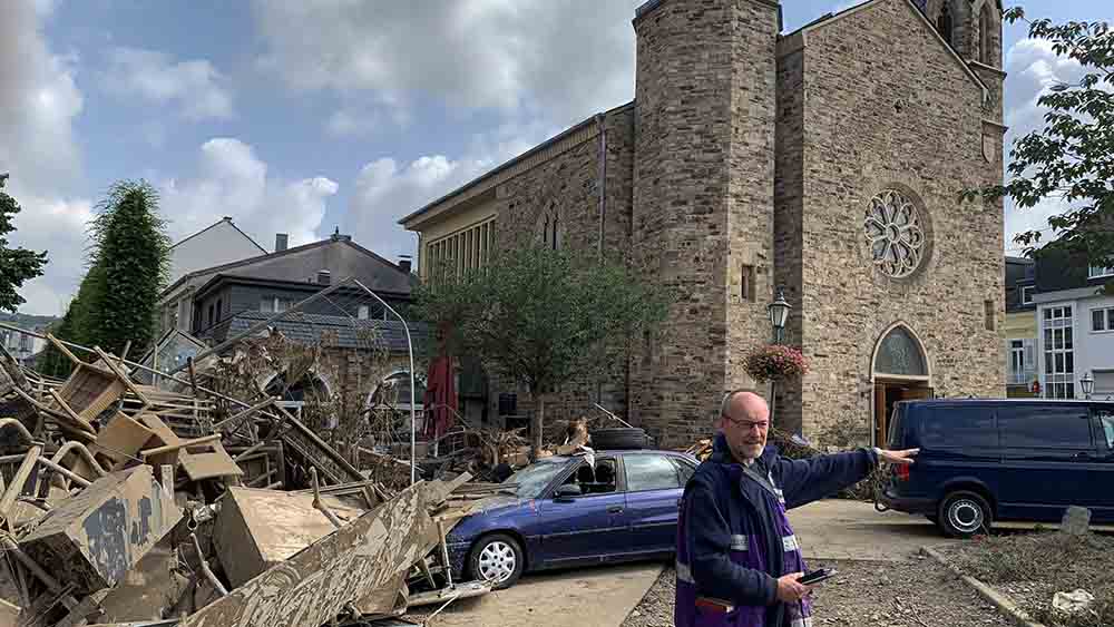 Pfarrer Friedemann Bach zeigt im Juli die verwüstete Martin-Luther-Kirche in Bad Neuenahr