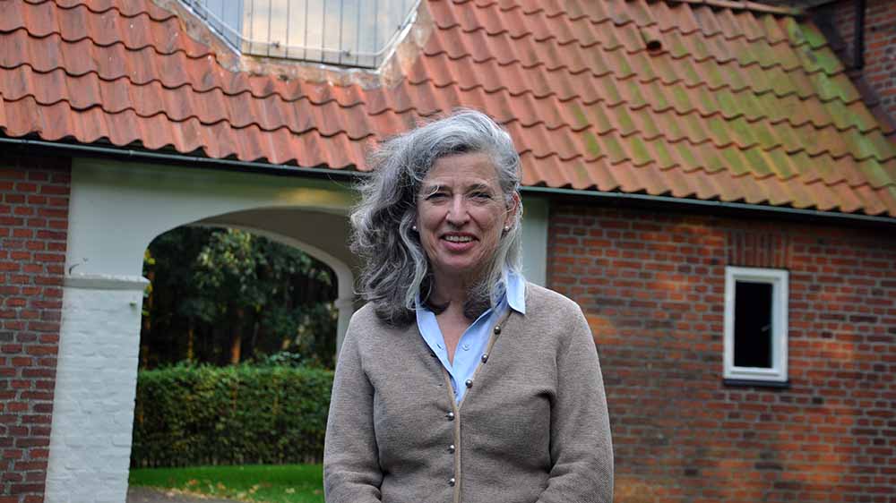 Bettina Gräfin Kerssenbrock vor der Martin-Luther-Kirche in Tralau