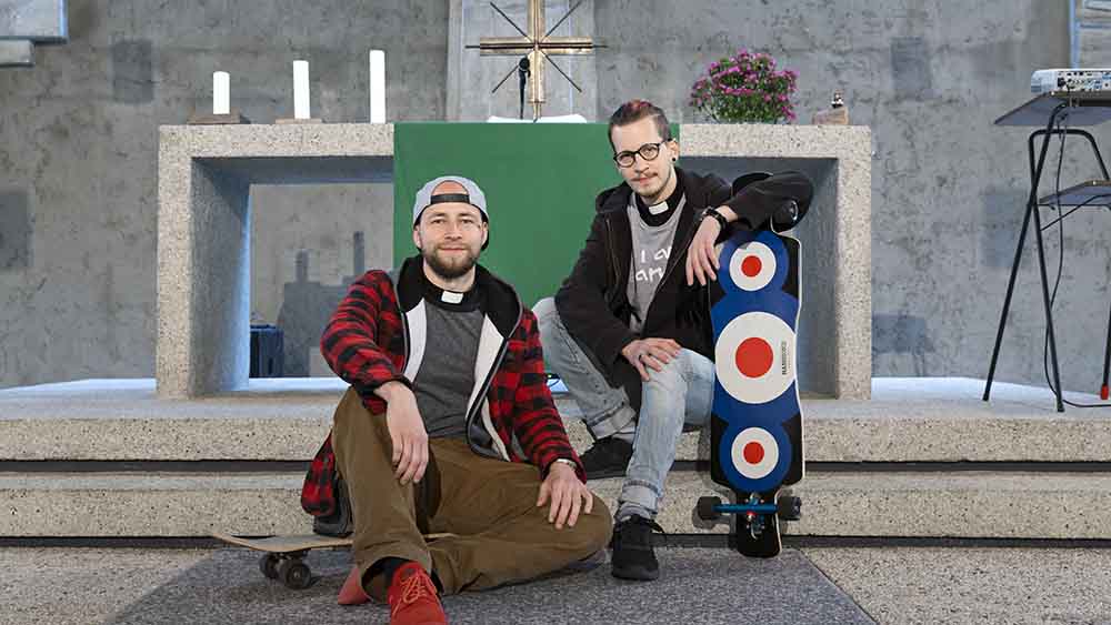 Lässig vor dem Altar: Christopher Schlicht (li.) und Maximilian Bode