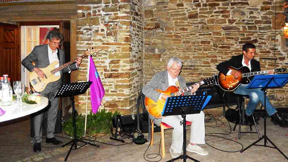 Leidenschaftlicher E-Bass-Spieler: Regionalbischof Friedrich Selter (l.) nach einem Gottesdienst